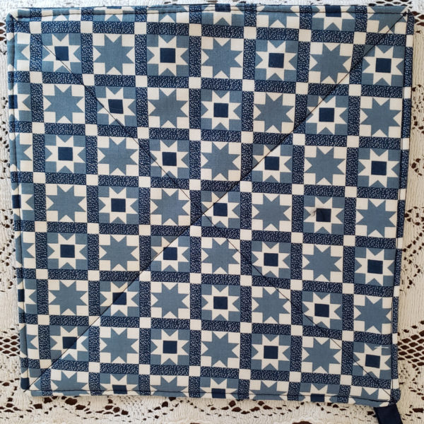 Blue quilt patterned pot holder